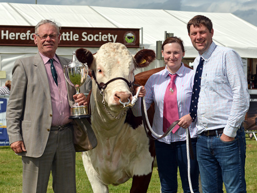 Breed President, Gerald Blandford, presenting Laura and Philip with the Horned Female of the Year trophy for Clipston Tiara R16